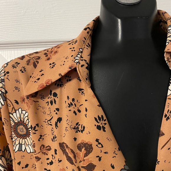 Flowered Peach Crossbody Top 1X - Picture 5 of 8